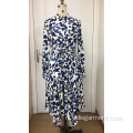 Blauwe en witte maxi-jurk met lange mouwen
